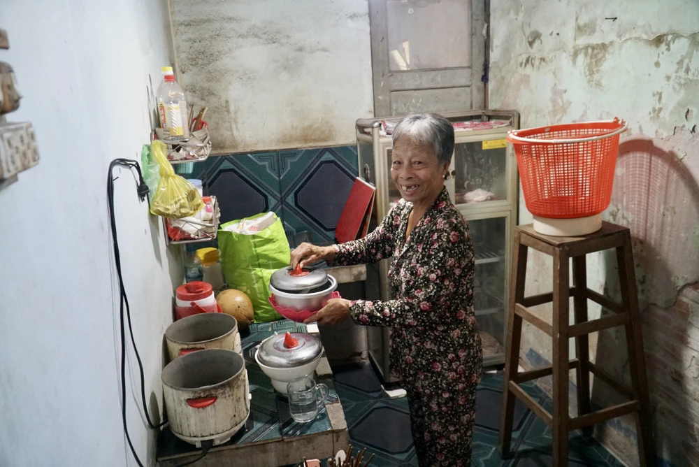 Bà Nguyễn Thị Xê phấn khởi khi nghĩ về việc sữa chữa căn nhà hơn 30 năm tuổi. Ảnh: BẢO PHƯƠNG xã đảo Thạnh An