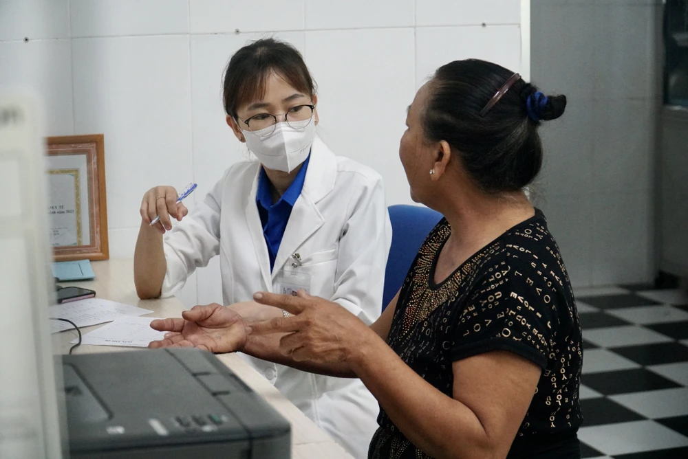 Sau khi đo huyết áp, người dân xã đảo Thạnh An được bác sĩ thăm khám và tư vấn tình trạng bệnh. Ảnh: BẢO PHƯƠNG xa-dao-thanh-an-3.JPG
