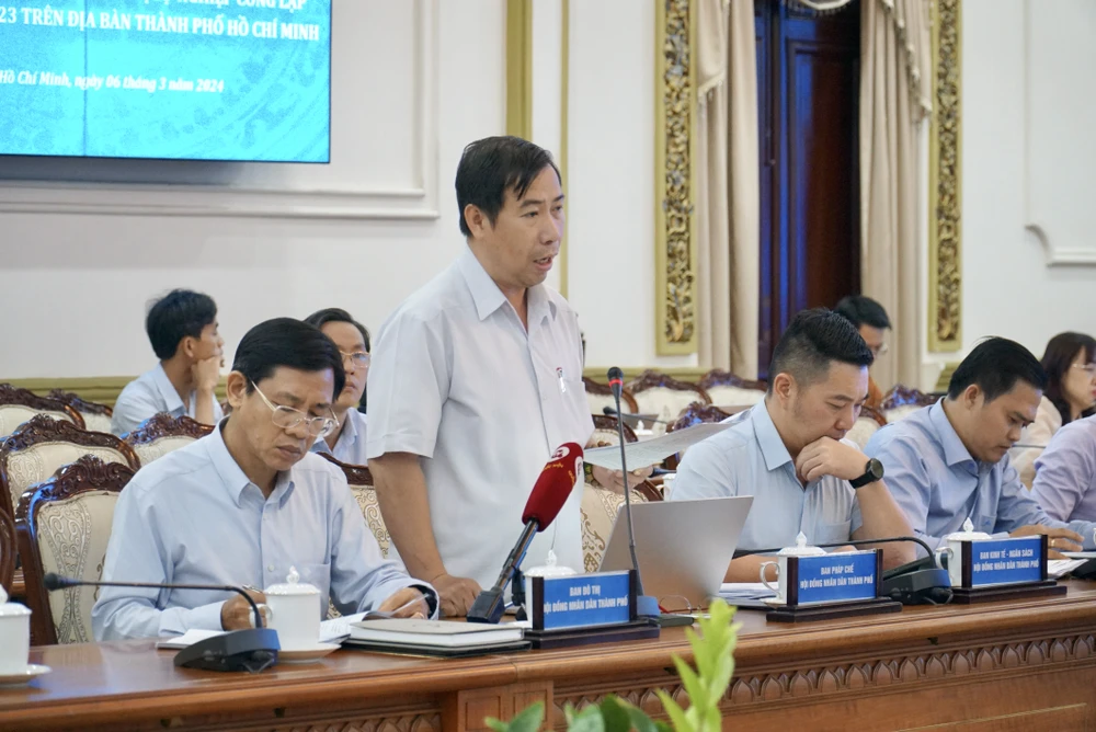 ĐB Lê Minh Đức, Phó Trưởng ban Ban Pháp chế, HĐND TP.HCM, nêu ý kiến. Ảnh: BẢO PHƯƠNG bien-che-1.JPG