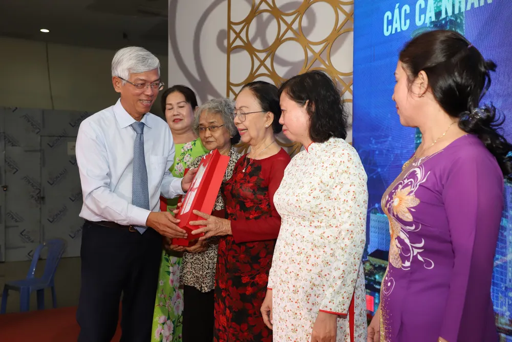 Phó Chủ tịch TP.HCM Võ Văn Hoan gửi quà tri ân các cô, chú ban điều hành tổ dân phố. Ảnh: BẢO PHƯƠNG sap-xep-khu-pho-5.jpg