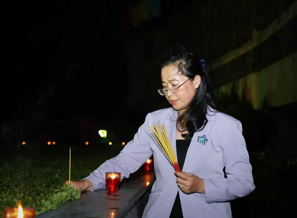 Đại diện Ban Dân vận Thành uỷ TP.HCM thắp nến tri ân các anh hùng liệt sĩ. Ảnh: THUẬN VĂN thap-nen-tri-an-11.jpg
