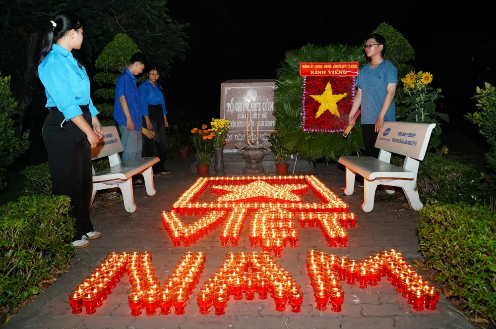 Đoàn viên, thanh niên TP.HCM thắp nến tri ân cho các anh hùng liệt sĩ. Ảnh: THUẬN VĂN thap-nen-tri-an-15.jpg