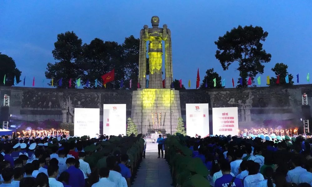 Đoàn lãnh đạo TP.HCM và hơn 1.200 đoàn viên, thanh niên đến dự chương trình thắp nến tri ân tại Nghĩa trang Liệt sĩ TP.HCM. Ảnh: THUẬN VĂN thắp nến tri ân