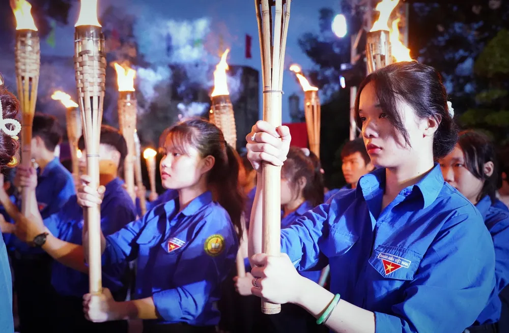 Các đoàn viên, thanh niên tham gia tại chương trình. Ảnh: THUẬN VĂN thap-nen-tri-an-6.jpg
