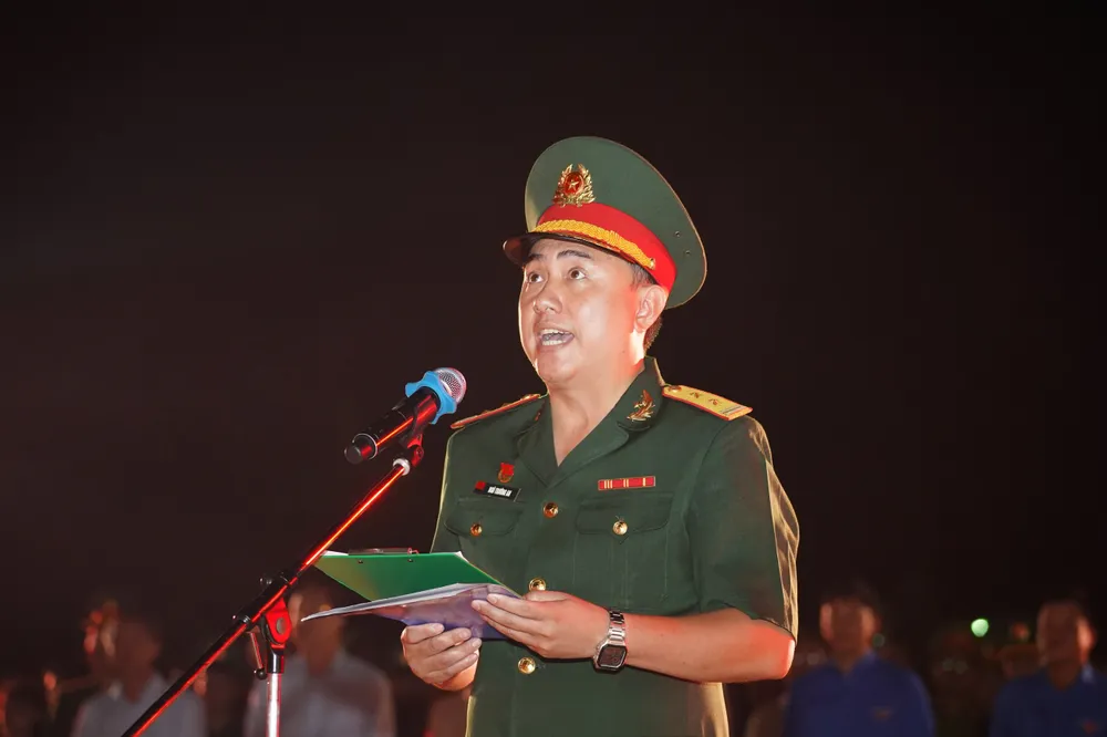 Trung tá Ngô Trường An, Trung đoàn Gia Định phát biểu tại chương trình. Ảnh: THUẬN VĂN thap-nen-tri-an-7.jpg