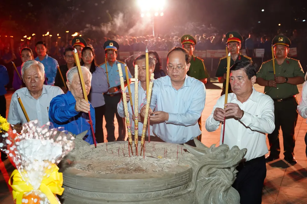 Lãnh đạo TP.HCM dâng hương dưới tượng đài Mẹ Việt Nam anh hùng. Ảnh: THUẬN VĂN thap-nen-tri-an-8.jpg