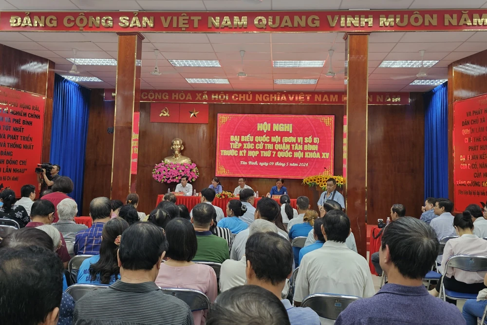 Toàn cảnh buổi tiếp xúc cử tri quận Tân Bình. Ảnh: PHƯƠNG ĐẶNG cử tri