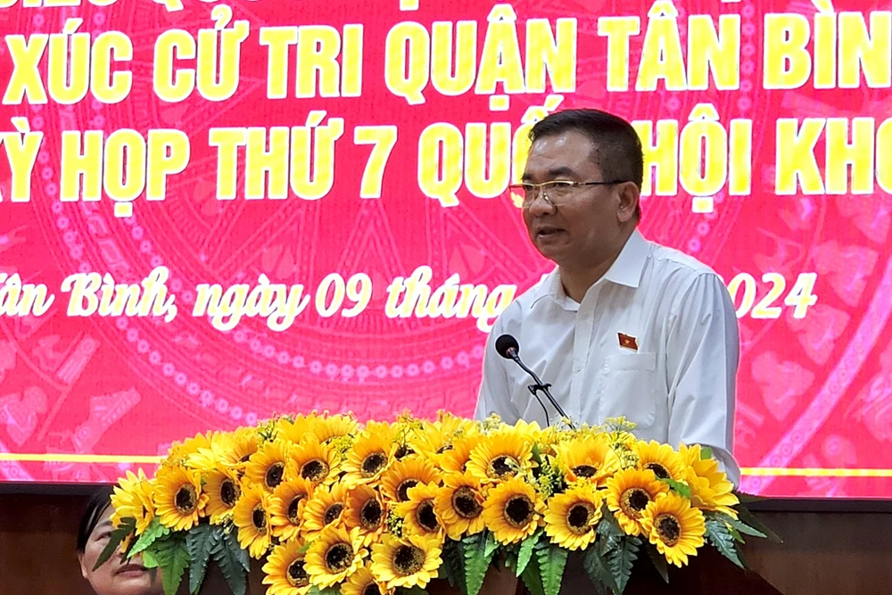 Trung tướng Nguyễn Minh Đức, Phó Chủ nhiệm Ủy ban Quốc phòng và An ninh của Quốc hội, trả lời cử tri. Ảnh: PHƯƠNG ĐẶNG cu-tri-3.jpg