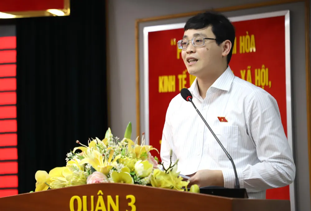 ĐB Đỗ Đức Hiển trả lời cử tri. Ảnh: BẢO PHƯƠNG ĐB Đỗ Đức Hiển