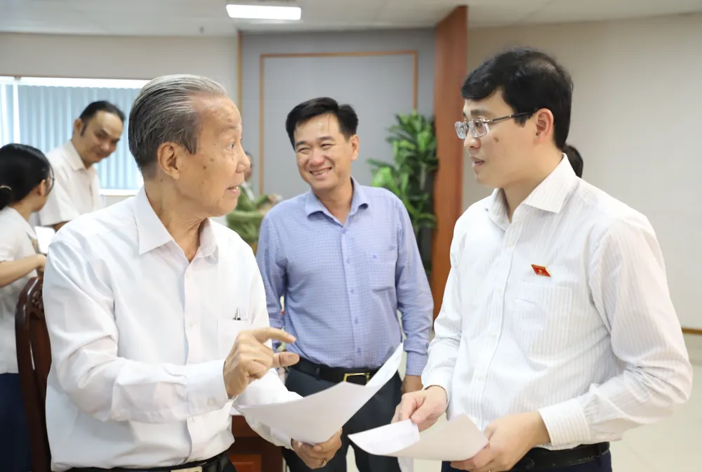 ĐB Đỗ Đức Hiển trao đổi với cử tri sau buổi tiếp xúc. Ảnh: BẢO PHƯƠNG do-duc-hien-3.jpg