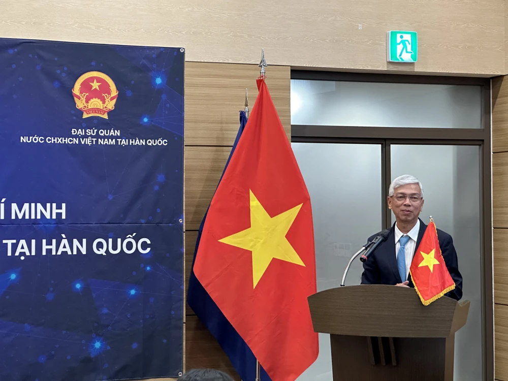 Phó Chủ tịch UBND TPHCM Võ Văn Hoan phát biểu tại buổi gặp gỡ cộng đồng người Việt Nam tại Hàn Quốc. Ảnh: PHƯƠNG ĐẶNG cộng đồng người Việt Nam tại Hàn Quốc.