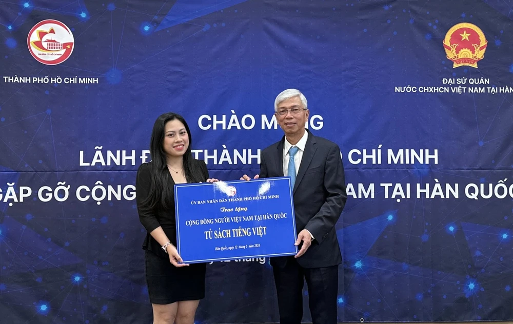 Phó Chủ tịch UBND TP.HCM Võ Văn Hoan trao tặng tủ sách tiếng Việt cho kiều bào tại Hàn Quốc. Ảnh: PHƯƠNG ĐẶNG cong-dong-nguoi-viet-nam-tai-han-quoc-3.jpg