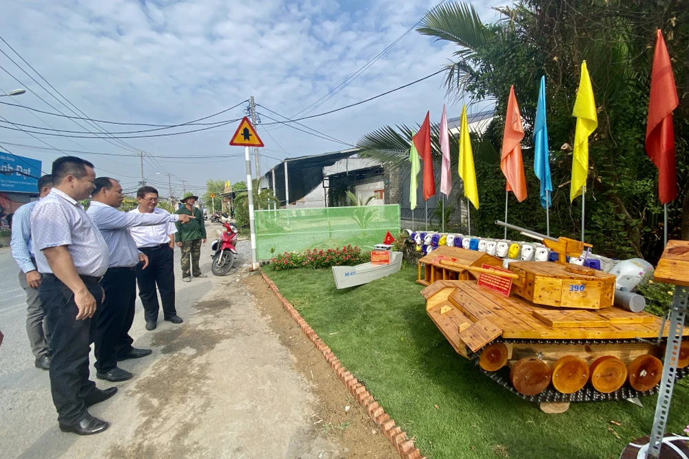 Đoàn công tác khảo sát tại ấp 18, xã Đa Phước. Ảnh: BẢO PHƯƠNG diem-den-ve-rac-2.JPG
