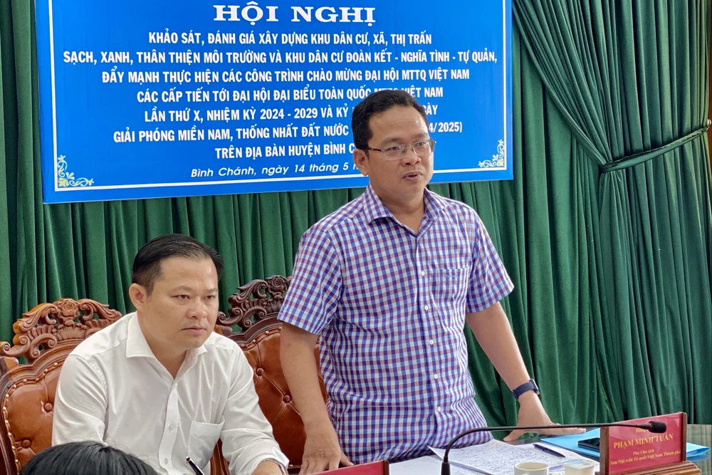 Phó Chủ tịch Uỷ ban MTTQ Việt Nam TP.HCM Phạm Minh Tuấn mong đơn vị huy động nguồn lực xây dựng khu dân cư trở thành điểm xanh, điểm sáng từ điểm đen về rác. Ảnh: BẢO PHƯƠNG điểm đen về rác