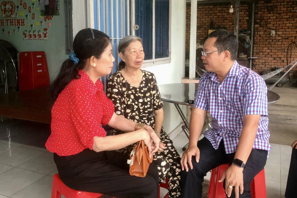 Lãnh đạo MTTQ Việt Nam TP.HCM trò chuyện với bà Nguyễn Thị Thuyền. Ảnh: BẢO PHƯƠNG diem-den-ve-rac-5.jpg