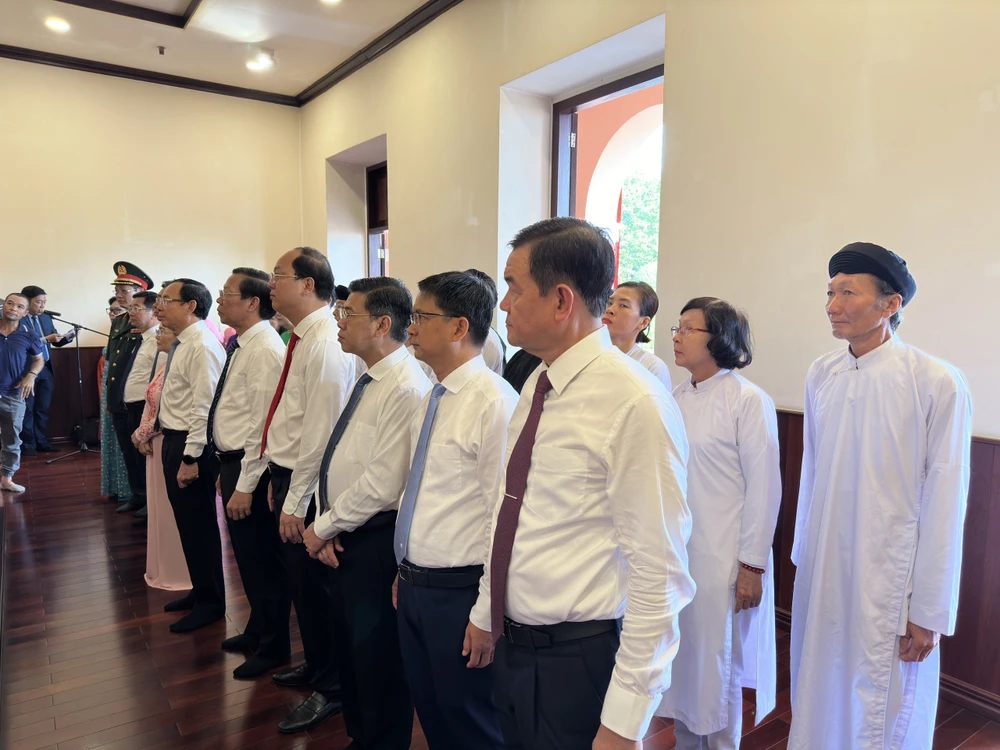 Đoàn đại biểu đến dâng hoa, dâng hương tại Bảo tàng Hồ Chí Minh. Ảnh: BẢO PHƯƠNG Ngày sinh Chủ tịch Hồ Chí Minh