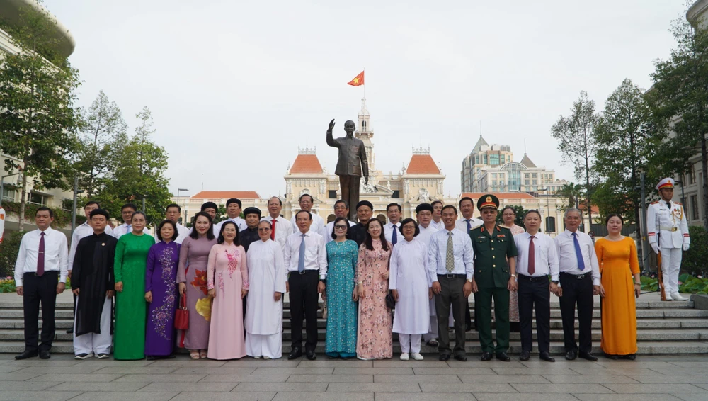 Đoàn lãnh đạo đã dâng hoa và tưởng niệm Chủ tịch Hồ Chí Minh tại Công viên Tượng đài Bác Hồ. Ảnh: BẢO PHƯƠNG chu-tich-ho-chi-minh-4.jpg