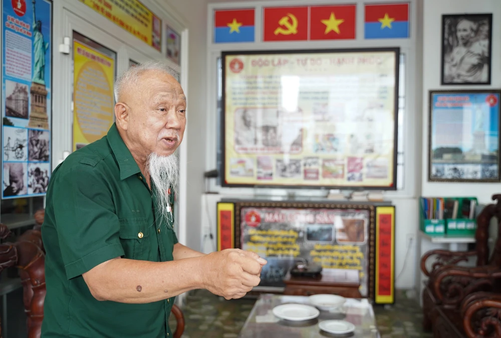 Ông Lâm Xuân Quang giới thiệu một góc trưng bày hình ảnh, tư liệu về Bác. Ảnh: THUẬN VĂN khong-gian-van-hoa-ho-chi-minh-24.jpg
