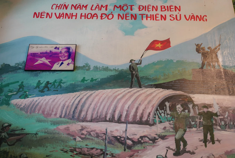 Hình ảnh chiến dịch Điện Biên Phủ được ông Quang tái hiện lại. Ảnh: THUẬN VĂN khong-gian-van-hoa-ho-chi-minh-7.jpg