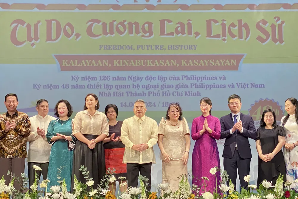 Các đại biểu chụp hình lưu niệm tại buổi lễ. Ảnh: PHƯƠNG ĐẶNG thuc-day-moi-quan-he-voi-philippines-3.JPG