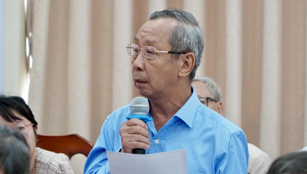 Ông Nguyễn Văn Dũng, Bí thư Chi bộ khu phố 4, phường 22, quận Bình Thạnh phản ánh khó khăn trong việc thành lập khu phố mới tại các chung cư cao cấp. Ảnh: BẢO PHƯƠNG khu-pho-moi-2.JPG