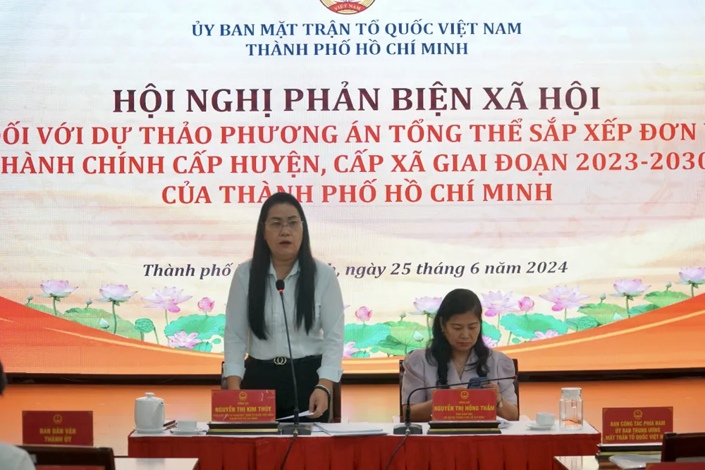 Bà Nguyễn Thị Kim Thúy, Phó Chủ tịch Ủy ban MTTQ Việt Nam TP.HCM chủ trì hội nghị. Ảnh: BẢO PHƯƠNG sắp xếp đơn vị hành chính