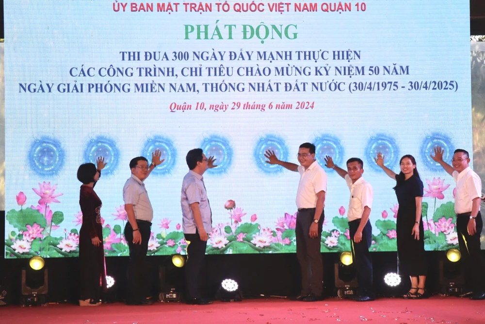 Quận 10 phát động đợt thi đua 300 ngày đẩy mạnh thực hiện các công trình, chỉ tiêu chào mừng kỷ niệm 50 năm Ngày Giải phóng miền Nam. Ảnh: T.T Đại hội đại biểu MTTQ Việt Nam quận 10