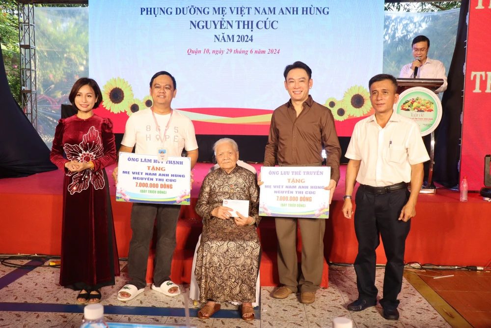 Quận 10 trao kinh phí phụng dưỡng Mẹ Việt Nam Anh hùng đến Mẹ Việt Nam Anh hùng Nguyễn Thị Cúc. Ảnh: T.T dai-hoi-dai-bieu-mttq-viet-nam-quan-10-2.jpg