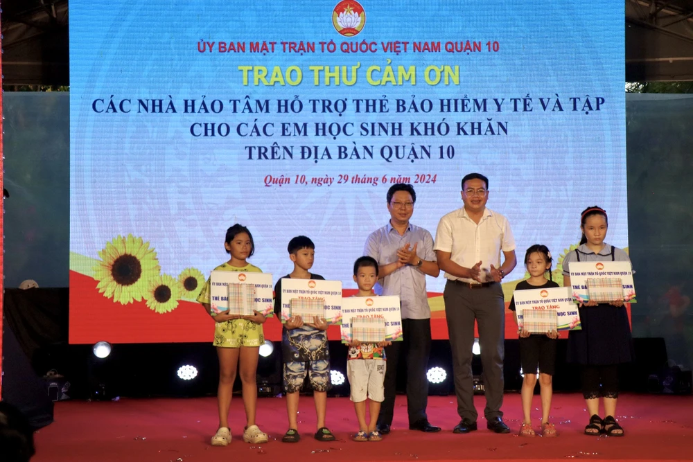 Quận 10 trao 93 thẻ BHYT và tặng 930 quyển tập cho các em học sinh có hoàn cảnh khó khăn. Ảnh: T.T dai-hoi-dai-bieu-mttq-viet-nam-quan-10-3.jpg