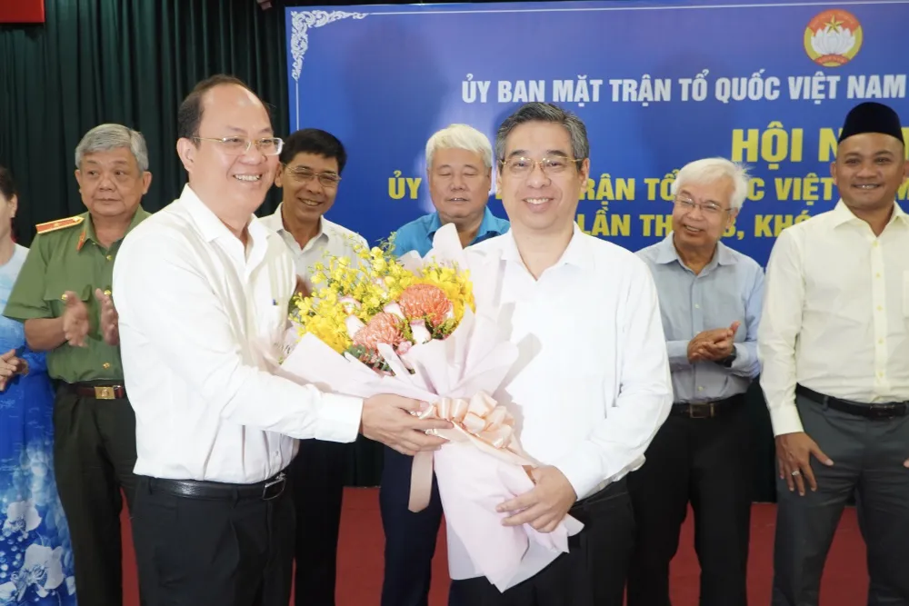 Phó Bí thư Thường trực Thành ủy TP.HCM Nguyễn Hồ Hải trao hoa chúc mừng ông Nguyễn Phước Lộc. Ảnh: PHƯƠNG ĐẶNG nguyen-phuoc-loc-2.jpg