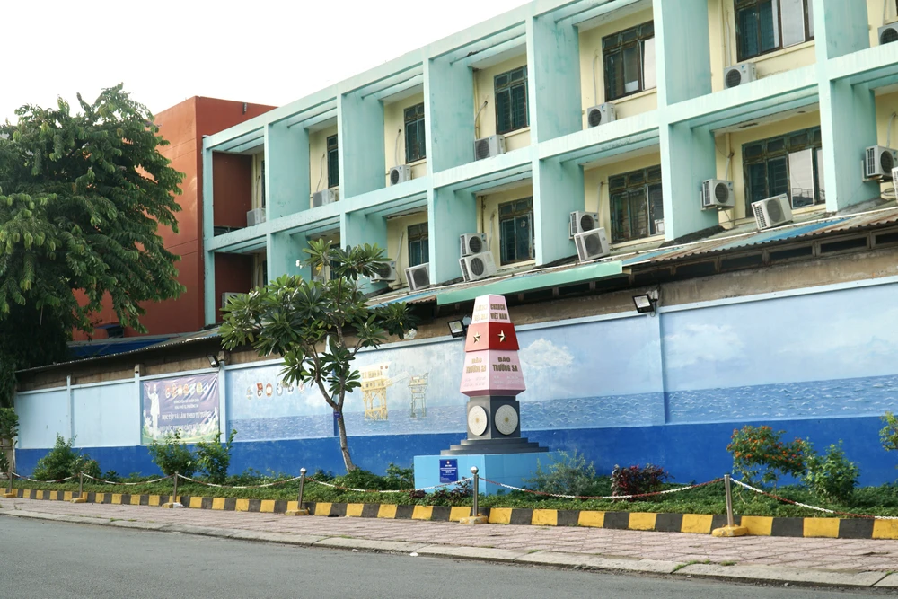 Công trình vườn Trường Sa nằm bên hông Trường tiểu học Võ Trường Toản, phường 14, quận 10. Ảnh: BẢO PHƯƠNG DSC09606.JPG