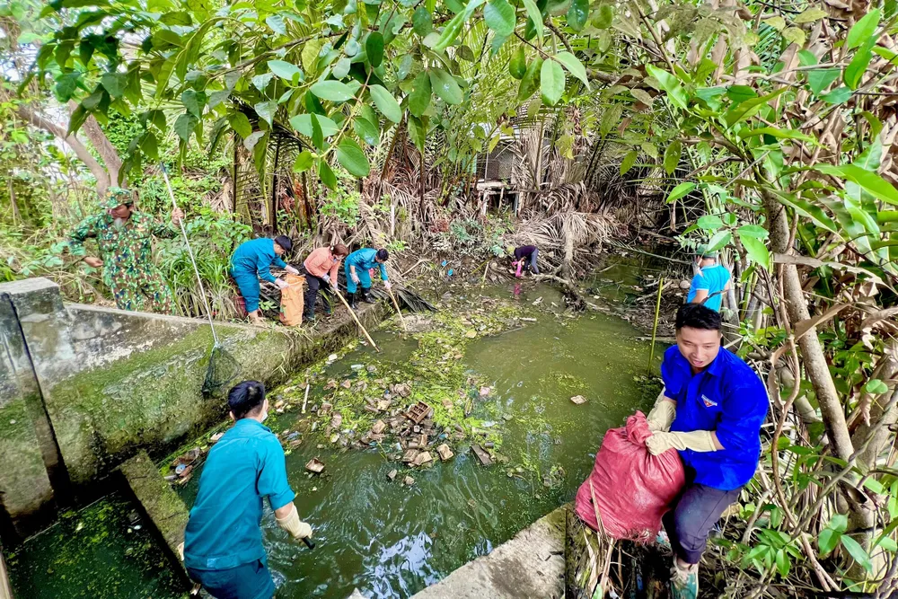 Ban điều hành khu phố và MTTQ Việt Nam xã Đa Phước, các đoàn thể đã cùng chung tay dọn rác trước khi xây dựng sân chơi. Ảnh: KIM TRỌNG khu-dan-cu-10.jpg