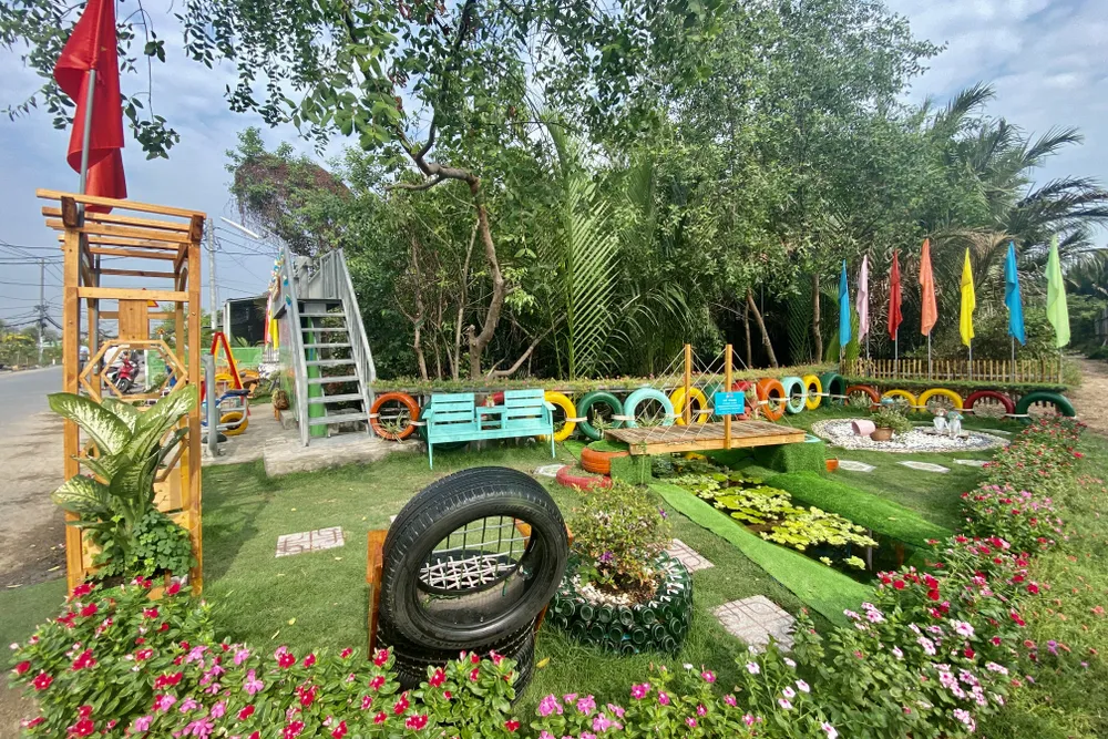 Khu vui chơi thiếu nhi tại ấp 18, xã Đa Phước, huyện Bình Chánh rực rỡ sắc màu. Ảnh: BẢO PHƯƠNG Từ điểm đen về rác, hơn 1.700 khu dân cư TP.HCM ‘khoác áo mới’