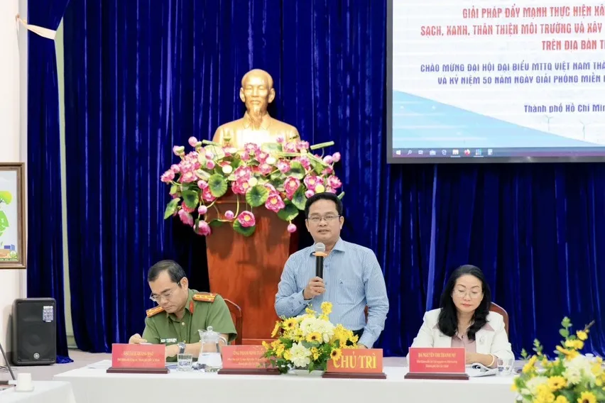 Phó Chủ tịch Ủy ban MTTQ Việt Nam TP.HCM Phạm Minh Tuấn đánh giá các mô hình biến điểm đen về rác thành khu vui chơi, thành vườn hoa... ở khu dân cư rất sáng tạo. Ảnh: MTTQ TPHCM khu-dan-cu-12.jpg