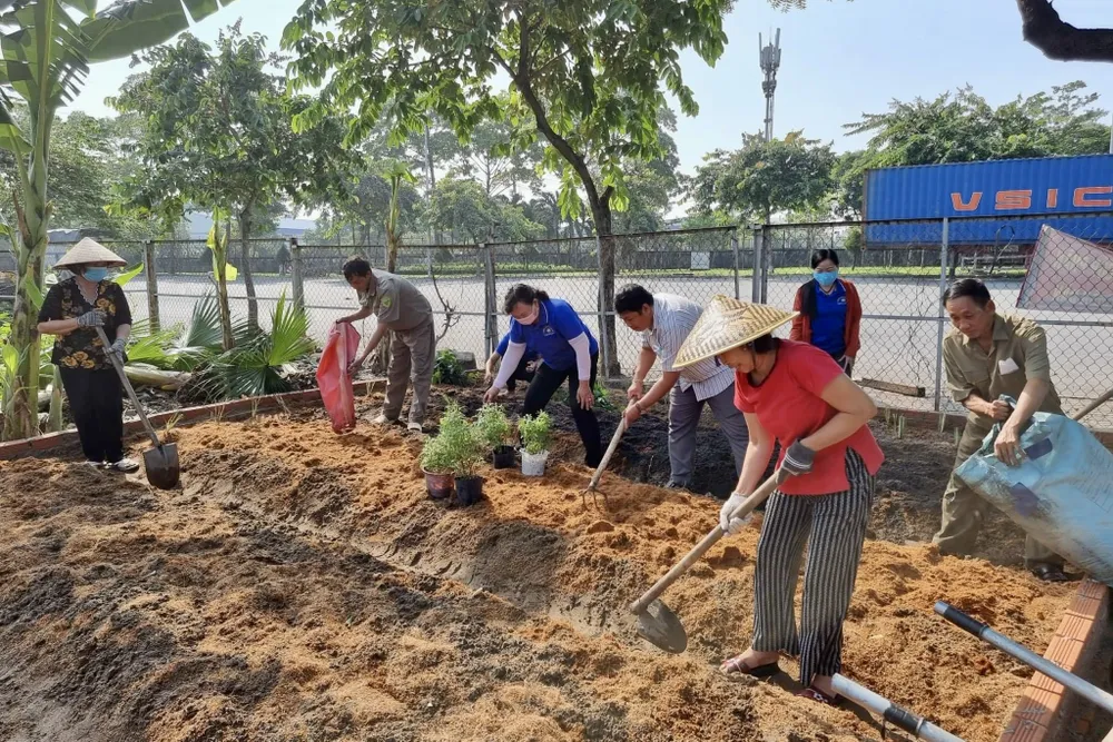 Người dân, MTTQ Việt Nam phường Tân Thuận Đông cùng chung tay trồng cây tại công trình vườn cây thuốc đông y. Ảnh: KIM TRỌNG khu-dan-cu-3.jpg
