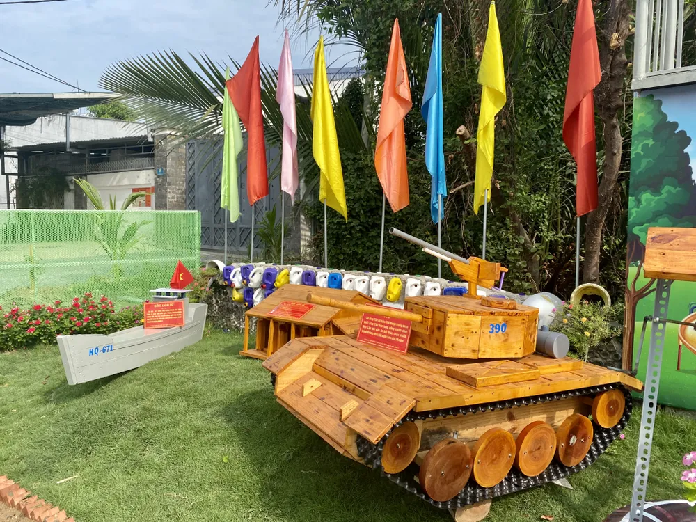 Mô hình xe tăng 390, tàu HQ-671... được anh Nguyễn Thành Mộng tái hiện tại 'Góc lịch sử'. Ảnh: BẢO PHƯƠNG khu-dan-cu-5.JPG