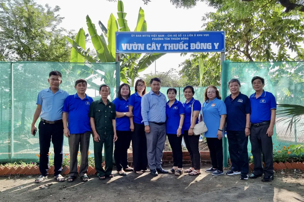 Sau hai năm xây dựng, MTTQ Việt Nam phường Tân Thuận Đông tiếp tục nhân rộng thêm vườn cây ăn trái. Ảnh: KIM TRỌNG khu-dan-cu-6.jpg