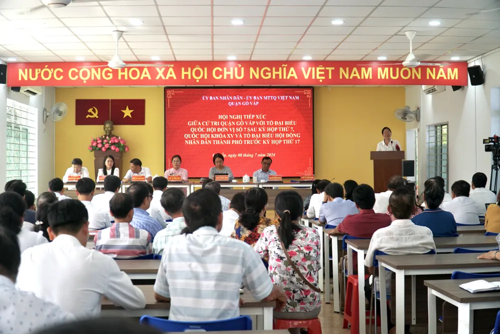 Tổ ĐBQH đơn vị 7 tiếp xúc cử tri quận Gò Vấp, sáng 8-7. Ảnh: BẢO PHƯƠNG Cử tri quận Gò Vấp