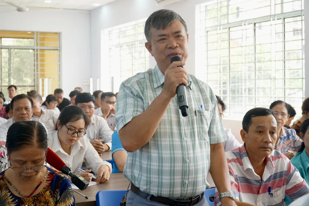 Cử tri quận Gò Vấp nêu ý kiến. Ảnh: BẢO PHƯƠNG cu-tri-quan-go-vap-4.JPG