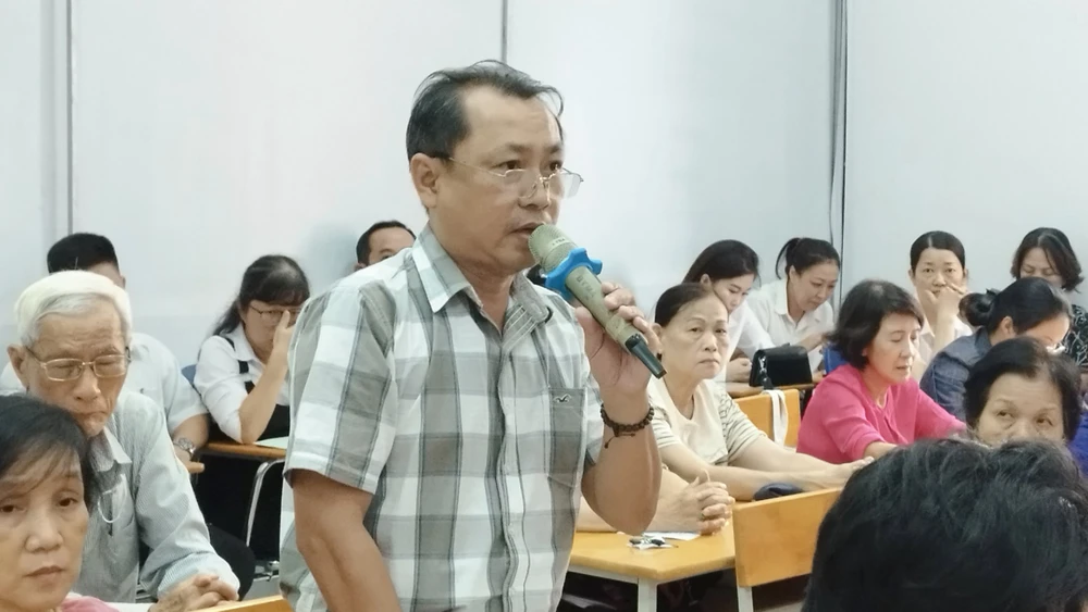 Cử tri Trần Văn Ngọc Thạch nêu ý kiến. Ảnh: NHẬT TRUNG cu-tri-quan-go-vap-5.jpg
