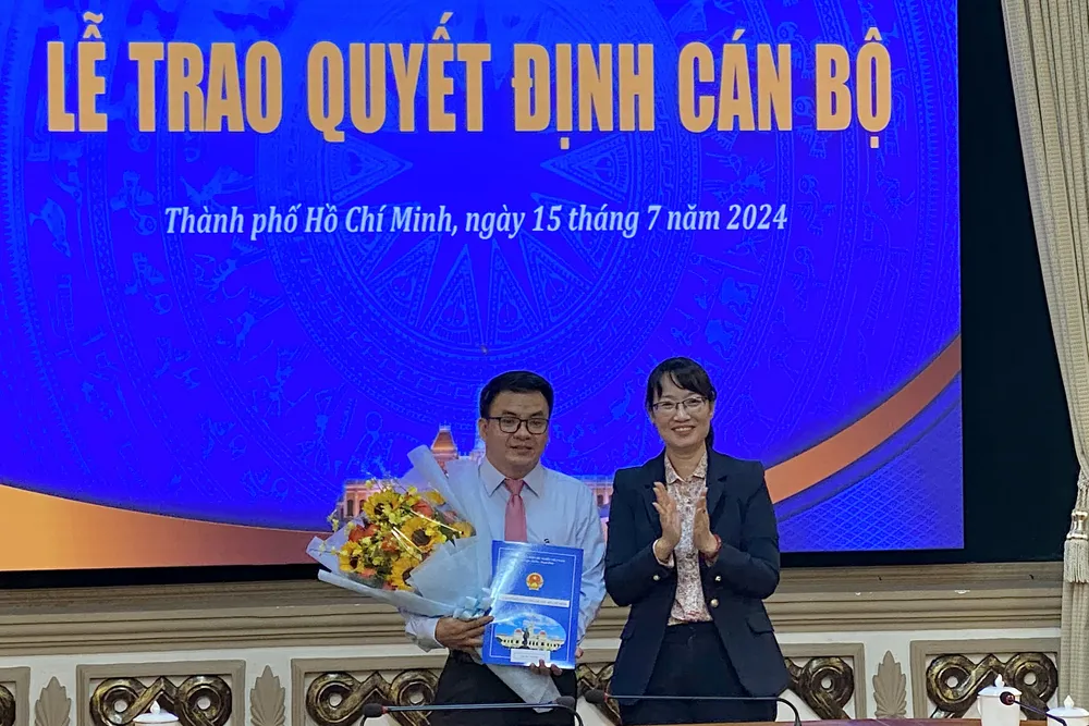 Phó Chủ tịch UBND TP.HCM Trần Thị Diệu Thúy trao quyết định cho ông Trần Văn Mạnh. Ảnh: PHƯƠNG ĐẶNG Ông Trần Văn Mạnh được bổ nhiệm giữ chức Phó Tổng biên tập Tạp chí Giáo dục TP.HCM