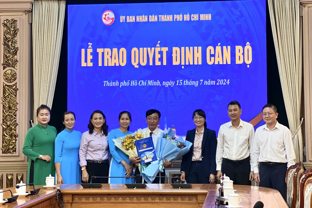 Phó Chủ tịch UBND TP.HCM Trần Thị Diệu Thúy tặng hoa chúc mừng ông Đỗ Thanh Vân. Ảnh: PHƯƠNG ĐẶNG tap-chi-giao-duc-4.jpg