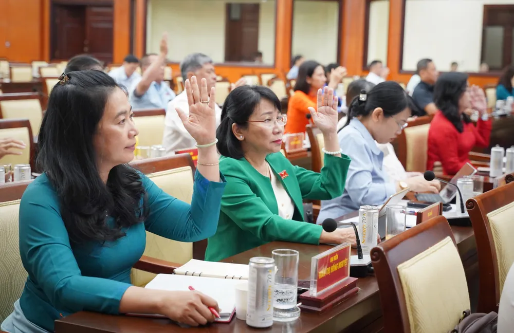 Đại biểu thông qua tờ trình. Ảnh: THUẬN VĂN muc-hoc-phi-2.jpg