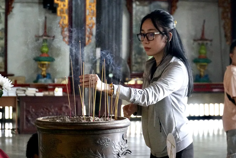 Người dân đến thắp hương tưởng niệm Tổng Bí thư Nguyễn Phú Trọng sáng 23-7. Ảnh: BẢO PHƯƠNG tong-bi-thu-nguyen-phu-trong-10.JPG