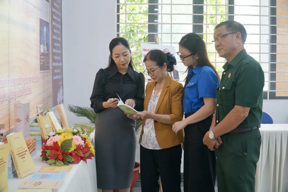 Cán bộ, người dân phường 9 tham quan không gian tưởng niệm. Ảnh: BẢO PHƯƠNG Tổng Bí thư Nguyễn Phú Trọng