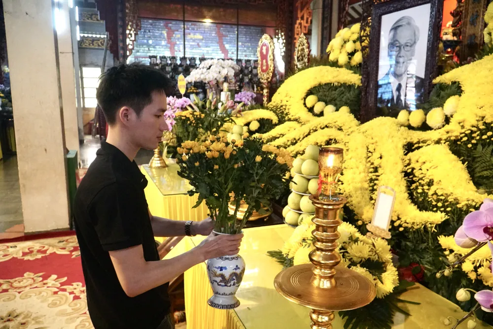 Anh Phục Hy dâng hoa cho Tổng Bí thư Nguyễn Phú Trọng. Ảnh: BẢO PHƯƠNG tong-bi-thu-nguyen-phu-trong-12.JPG