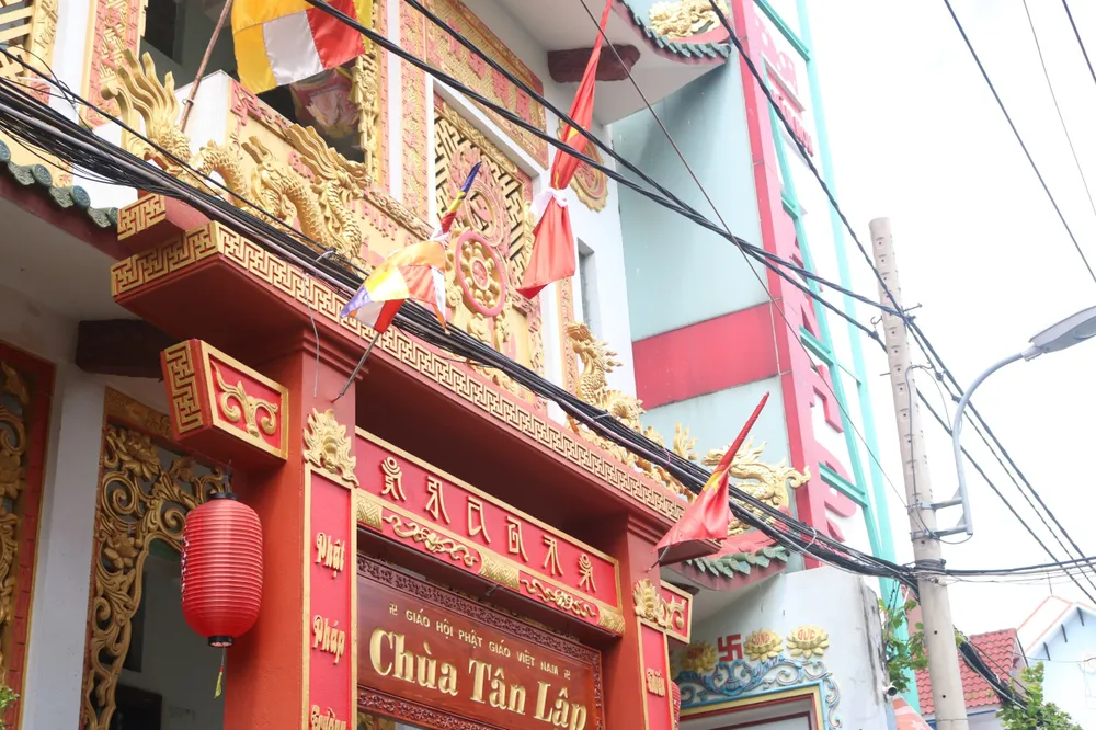 Chùa Tân Lập treo rủ cờ trong những ngày diễn ra Quốc tang. Ảnh: HỒNG THẮM tong-bi-thu-nguyen-phu-trong-14.jpg