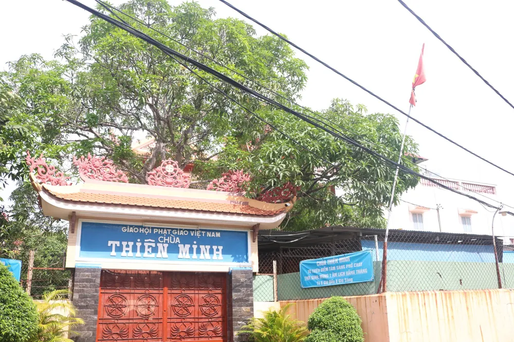 Chùa Thiên Minh treo rủ cờ tưởng nhớ Tổng Bí thư. Ảnh: HỒNG THẮM tong-bi-thu-nguyen-phu-trong-16.jpg