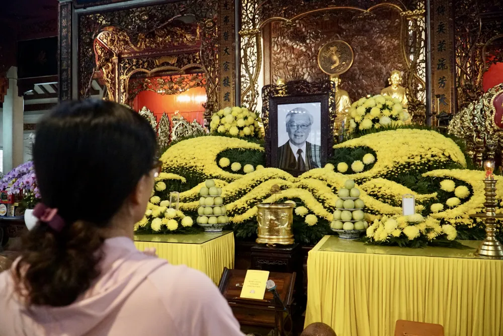 Bà Nguyễn Thị Ngọc Bích (ngụ quận Tân Phú) dâng hương Tổng Bí thư Nguyễn Phú Trọng. Ảnh: BẢO PHƯƠNG tong-bi-thu-nguyen-phu-trong-2.JPG