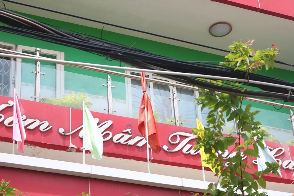 Trên nóc Trường mầm non Anh Đào (quận 12) là hình ảnh chiếc cờ đã được quấn băng vải đen. Ảnh: HỒNG THẮM tong-bi-thu-nguyen-phu-trong-20.jpg